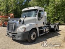 2014 Freightliner Cascadia CA125D T/A Truck Tractor Runs & Moves) (Seller Note: Weak Transmission