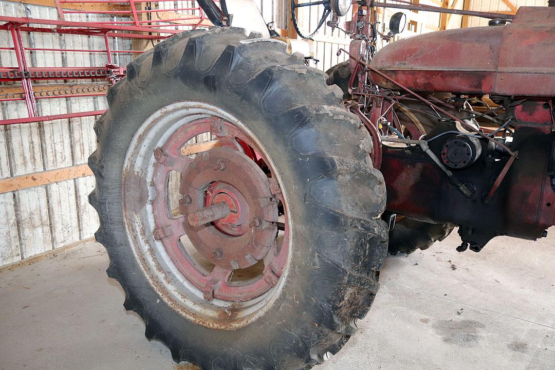 Farmall M Wide-front, gas tractor w/ good rubber, pto & rear hydraulics, sn: 116957