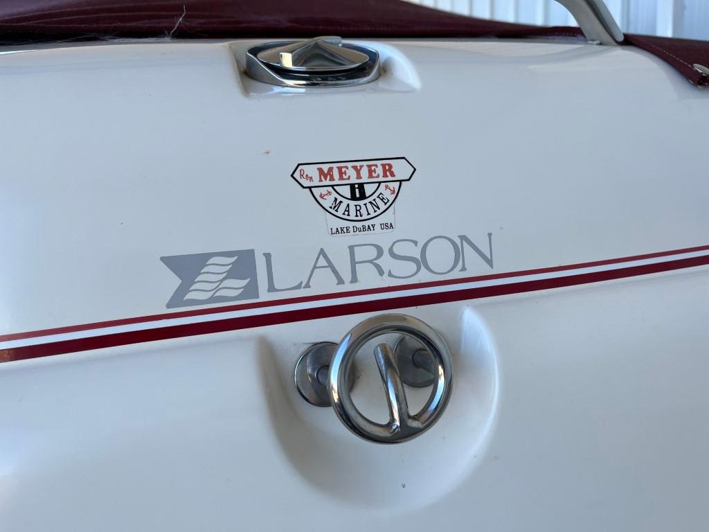 Larson 220SEI Boat