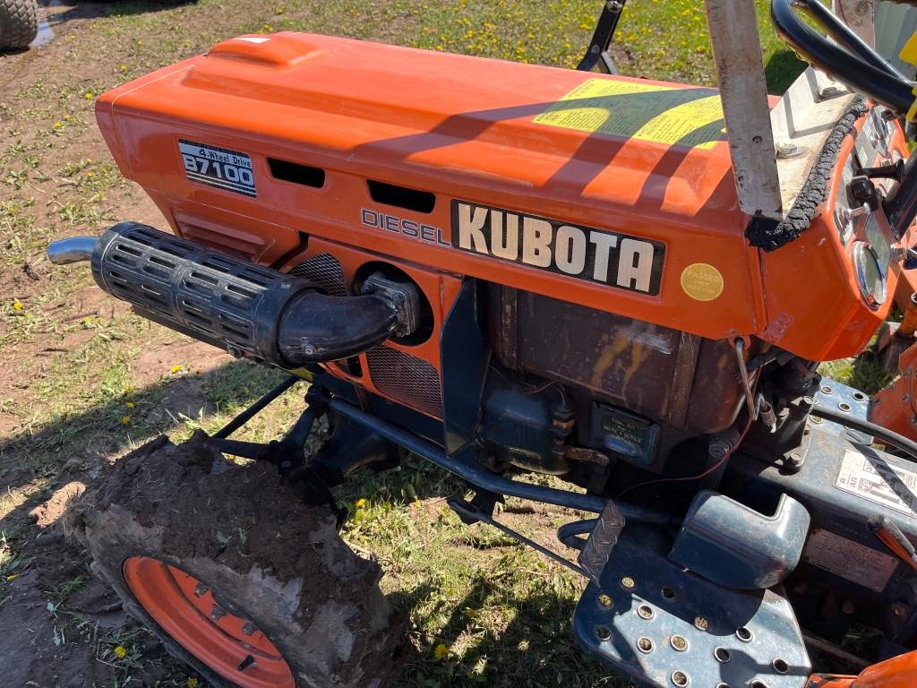 Kubota B7100 Tractor