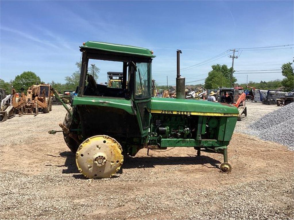 1982 JOHN DEERE 4240 FARM TRACTOR