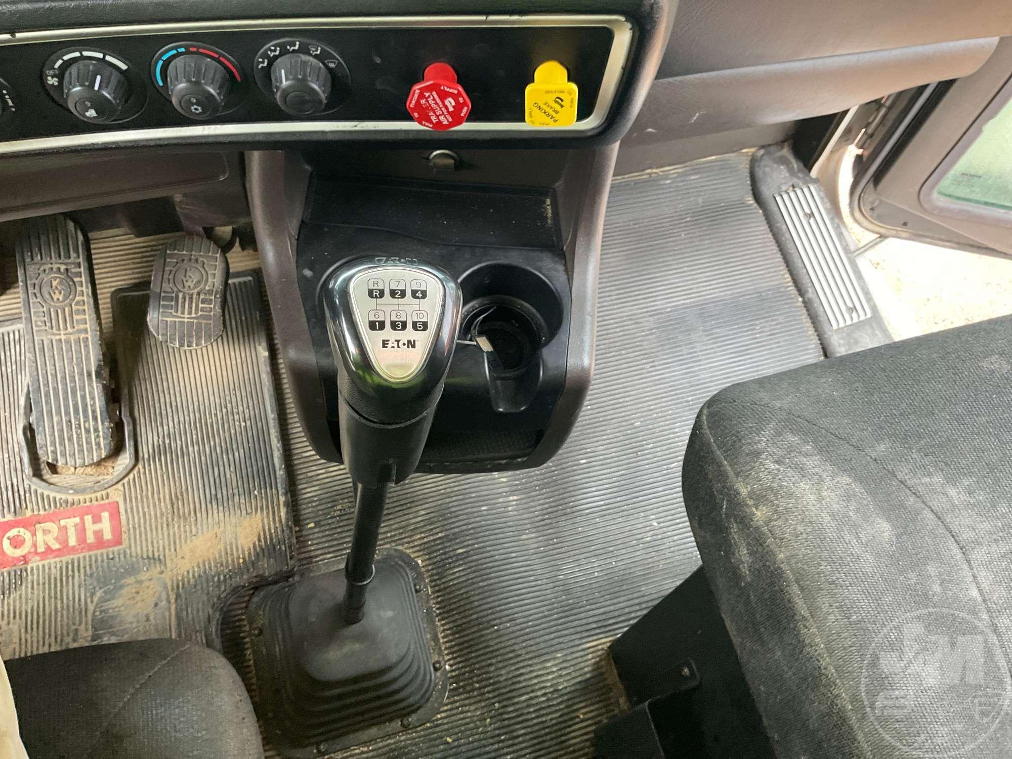 2019 KENWORTH W900 SERIES TANDEM AXLE DAY CAB TRUCK TRACTOR VIN: 1XKWD49X8KJ245832