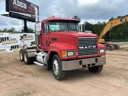 2001 MACK CH613 TANDEM AXLE DAY CAB TRUCK TRACTOR VIN: 1M1AA13Y61W144644