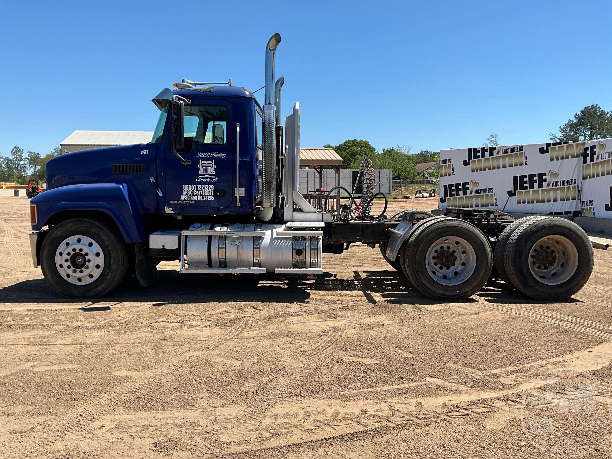 2011 MACK CHU613 TANDEM AXLE DAY CAB TRUCK TRACTOR VIN: 1M1AN07Y0BM007950