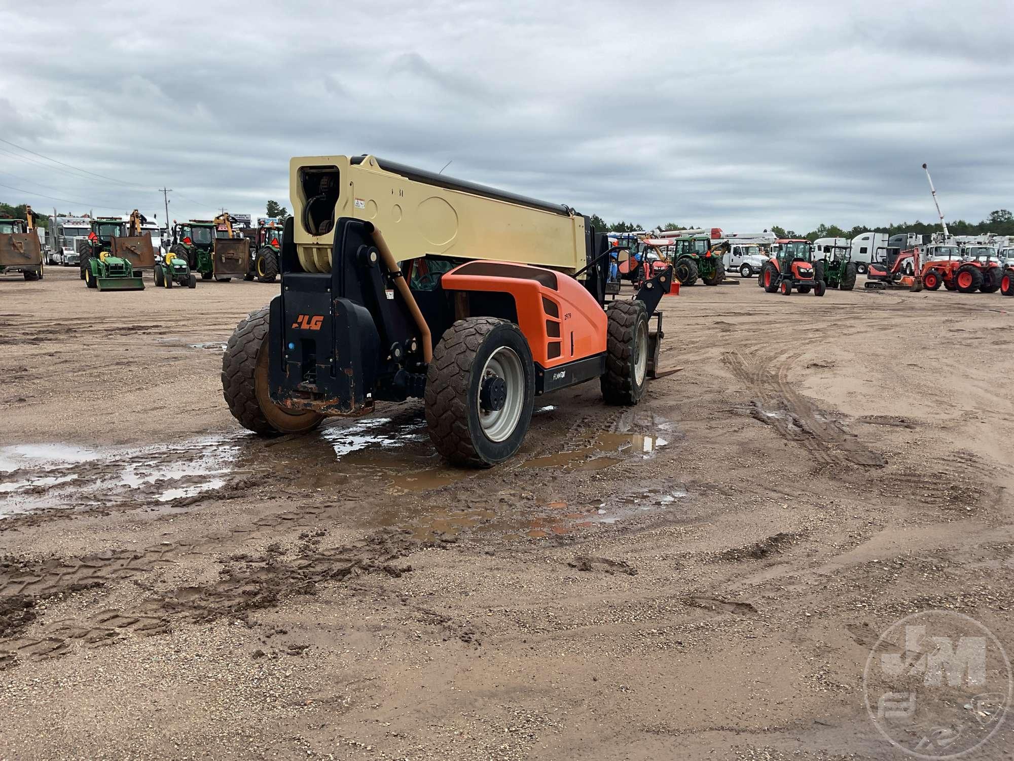 2016 JLG 1055 TELESCOPIC FORKLIFT SN: 0160076572