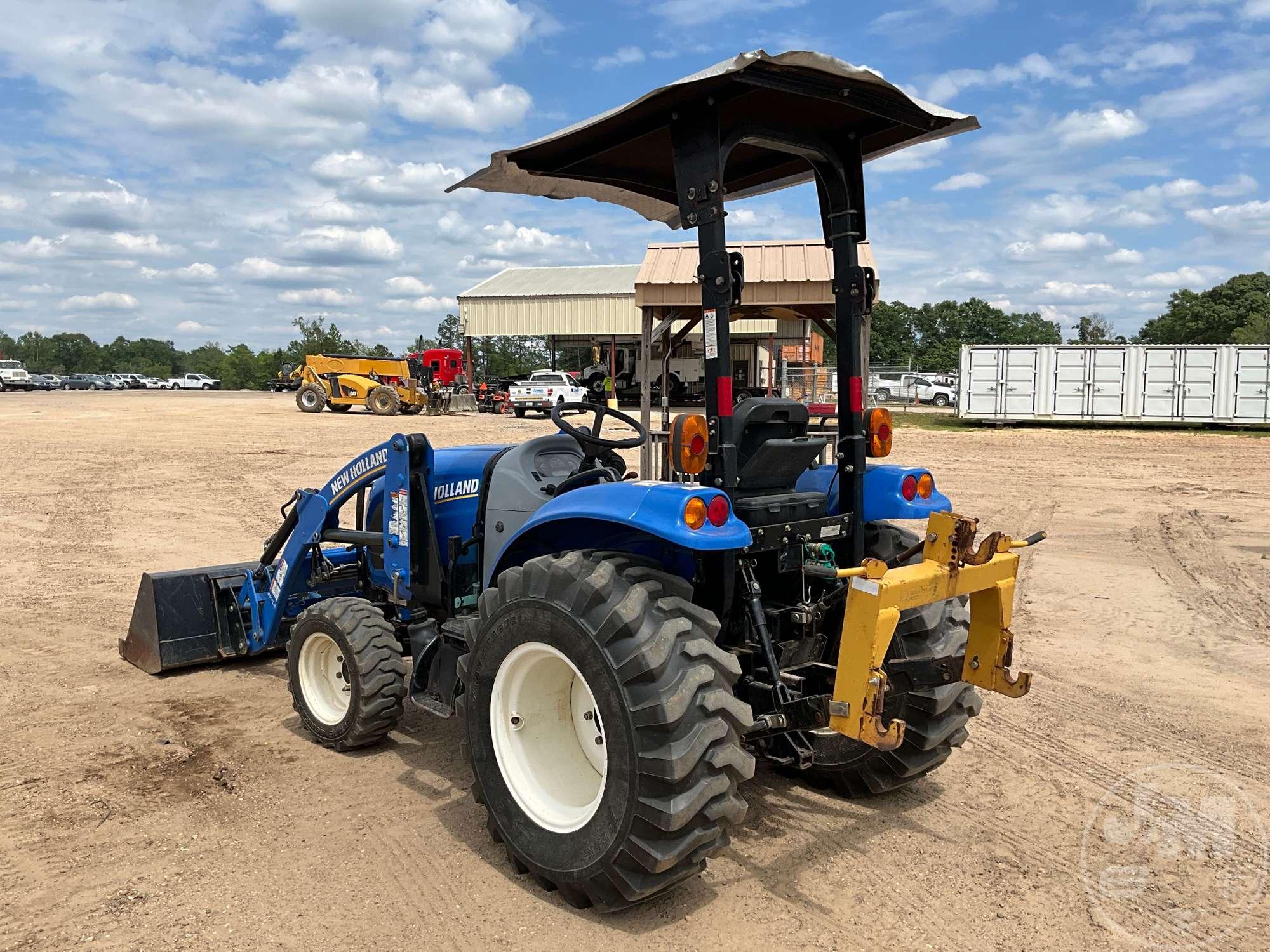 NEW HOLLAND BOOMER 33 4X4 TRACTOR W/ LOADER SN: RF000565
