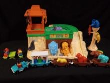 Vintage FISHER PRICE Zoo Little People 916 Play Set