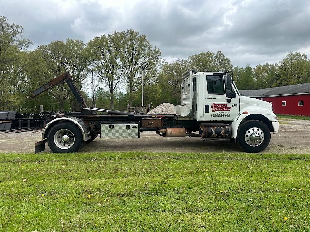 2004 INTERNATIONAL 4300 SBA 4x2