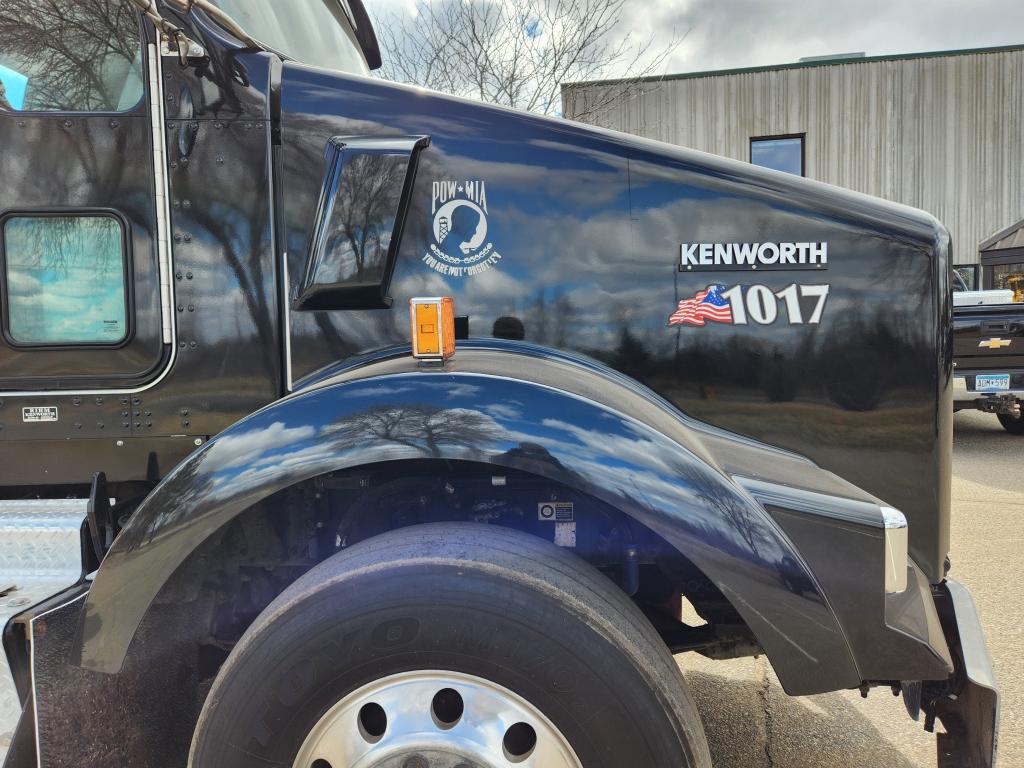 2013 Kenworth T800 Day Cab