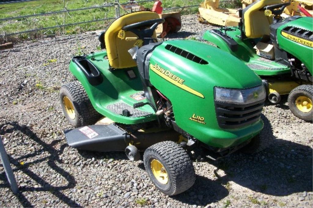 JD L110 Lawn Mower