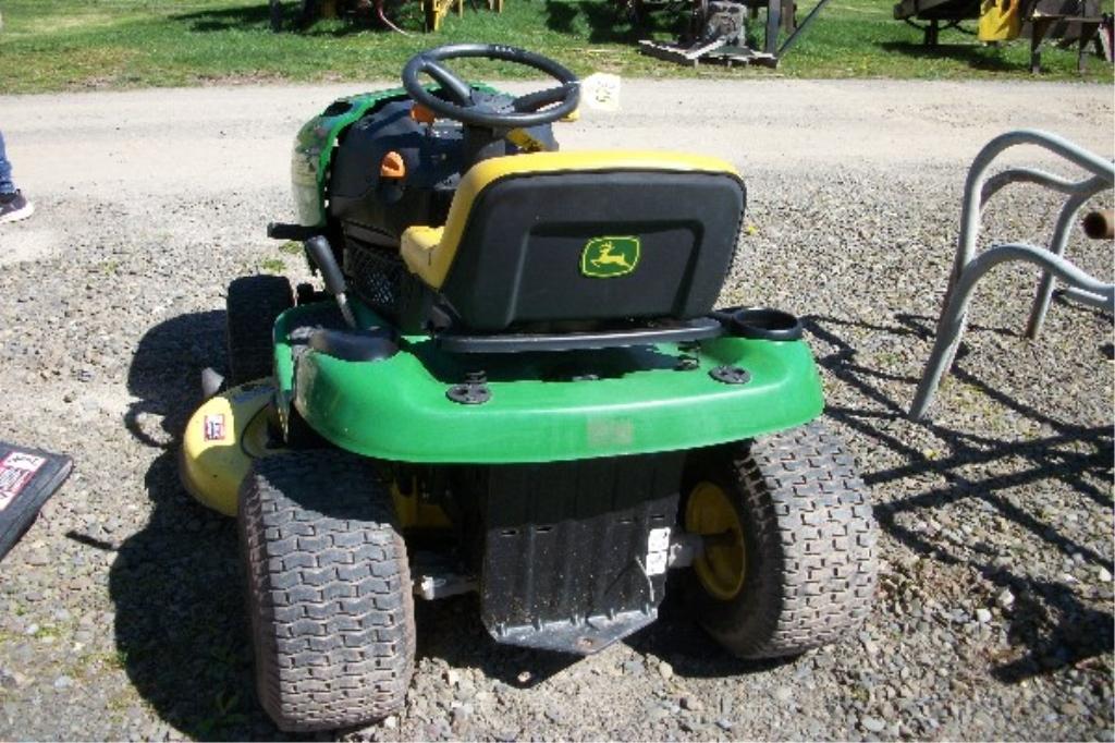 JD L110 Lawn Mower