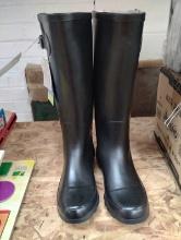 PAIR OF SIZE 6 RAIN BOOTS