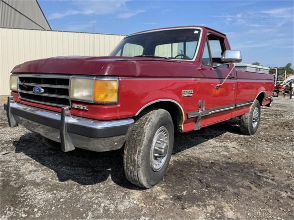 1990 Ford F-250 XLT Lariat Truck