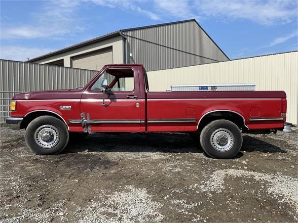 1990 Ford F-250 XLT Lariat Truck