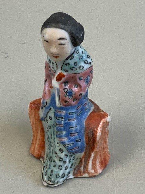 ANTIQUE CHINESE PORCELAIN FIGURINE