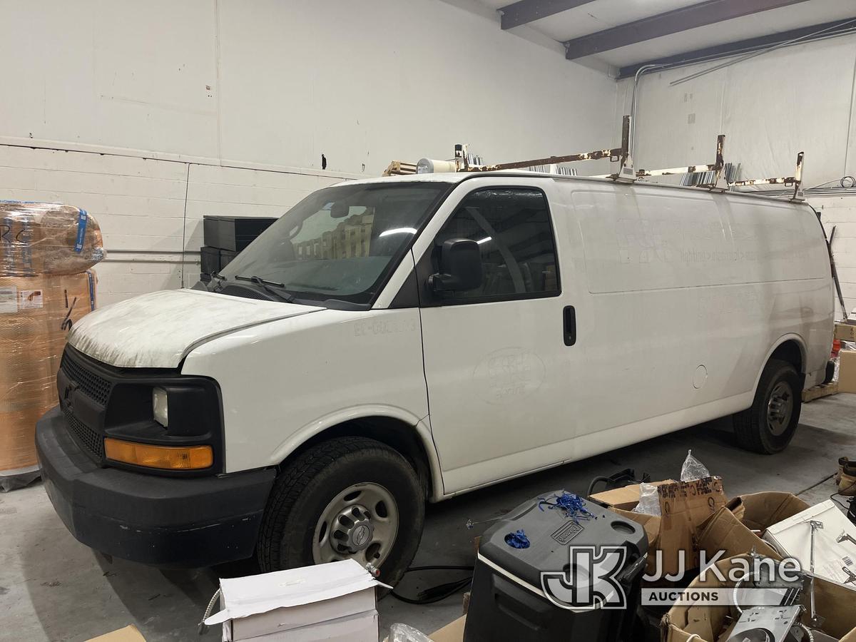(Fayetteville, GA) 2015 Chevrolet Express G3500 Cargo Van Runs & Moves) (Per Seller: Needs New Batte