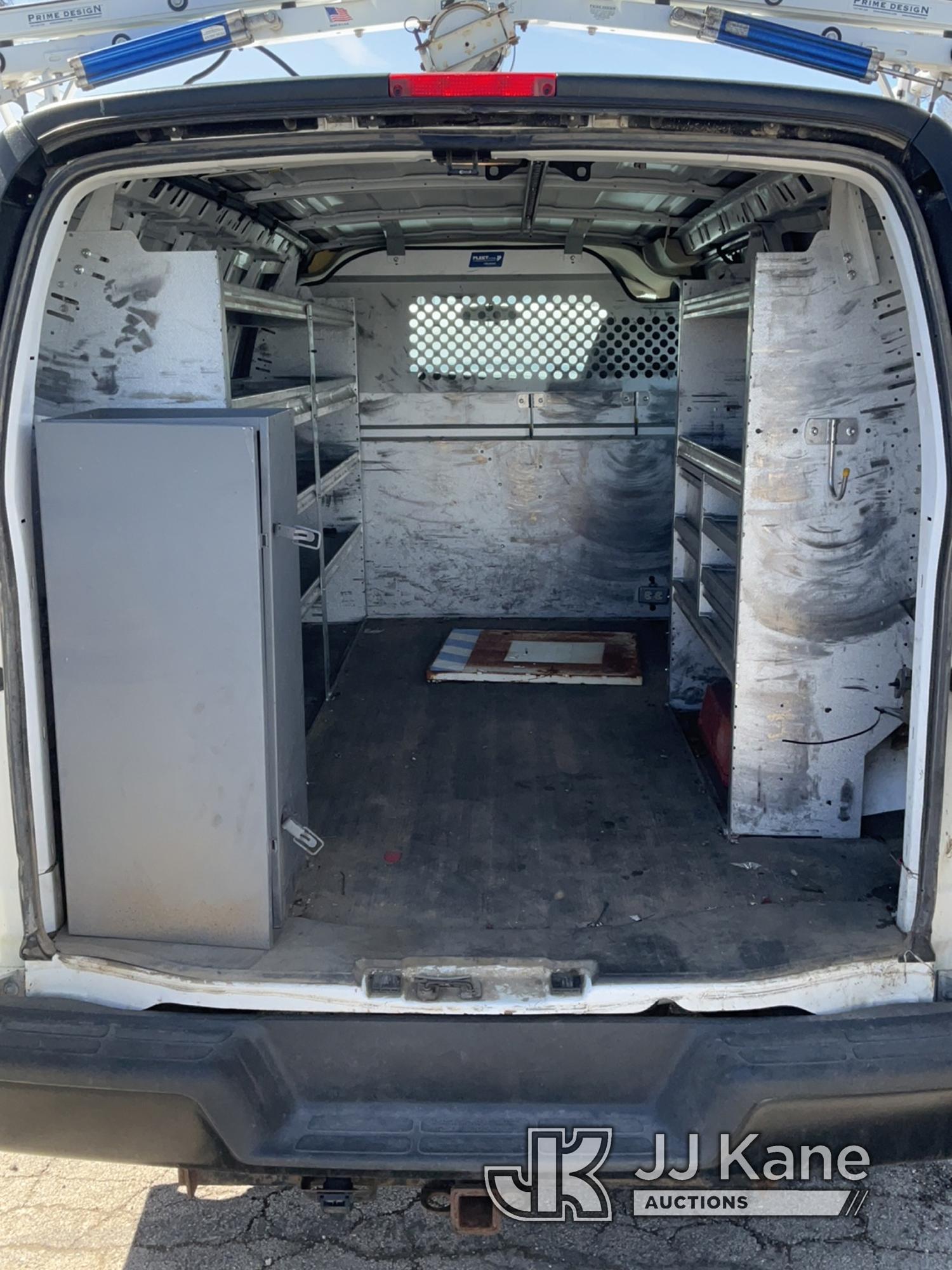 (South Beloit, IL) 2011 Chevrolet Express G2500 Cargo Van Runs & Moves) (Jump to Start-Needs Battery