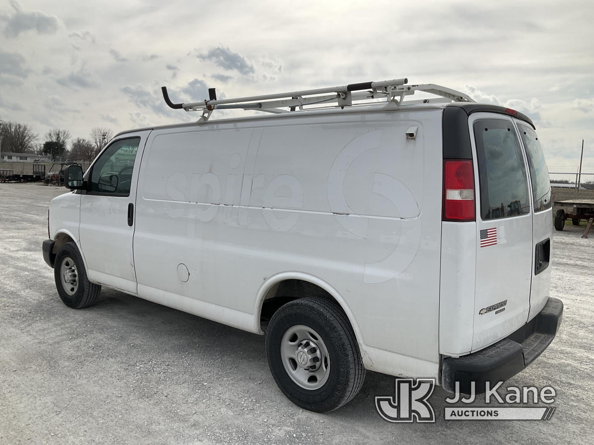 (Hawk Point, MO) 2015 Chevrolet Express G2500 Cargo Van Runs & Moves)