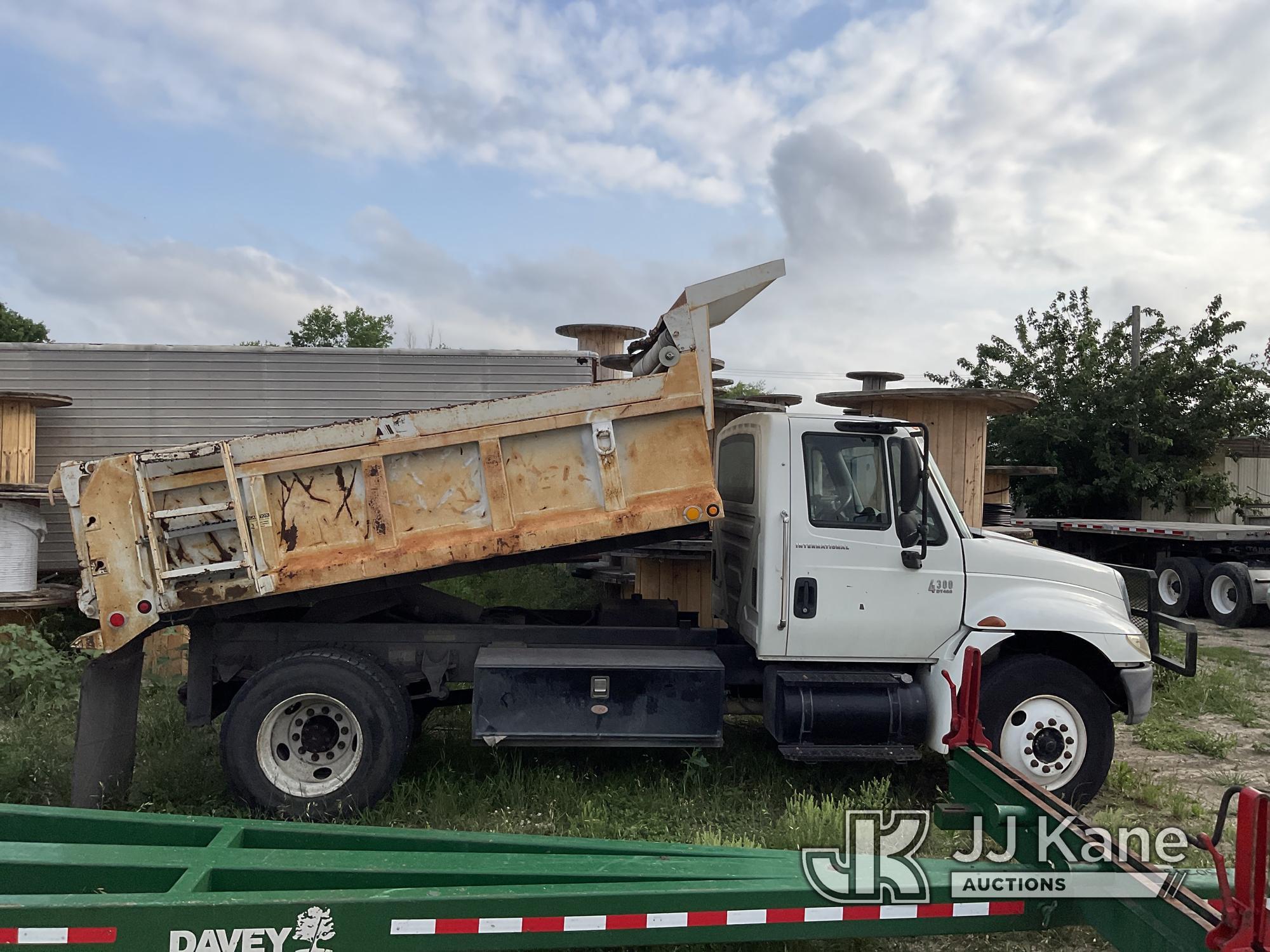 (San Antonio, TX) 2006 International 4300 Dump Truck Runs & Dump Operates) (Will Not Move, Driveshaf