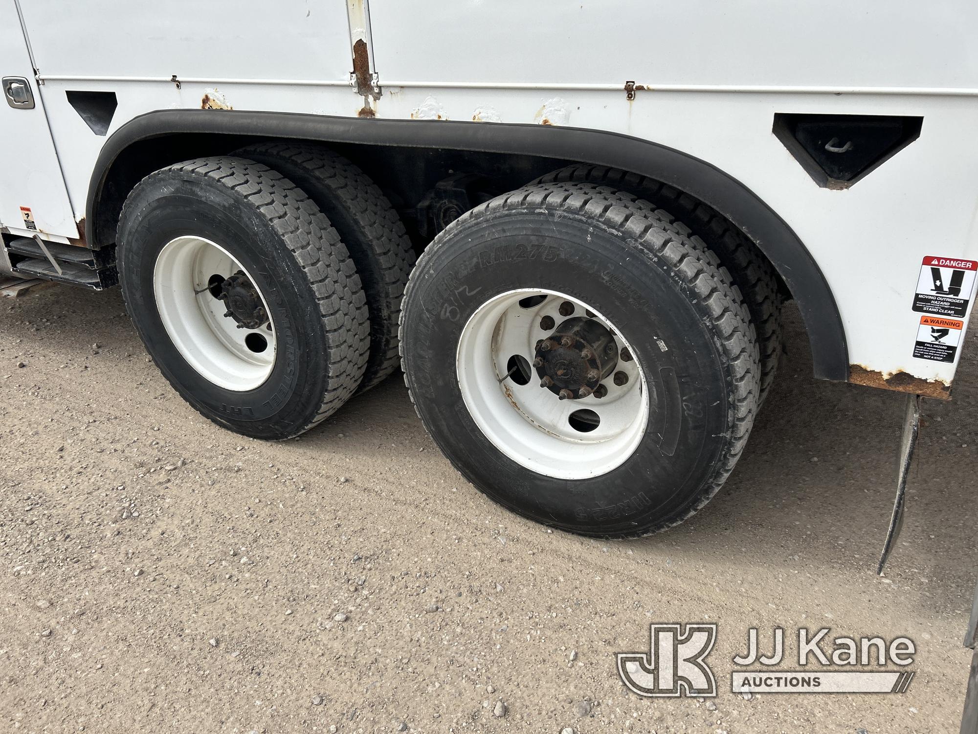 (Waxahachie, TX) Altec D3055B-TR, Hydraulic Truck Crane rear mounted on 2015 FREIGHTLINER M2-106 T/A