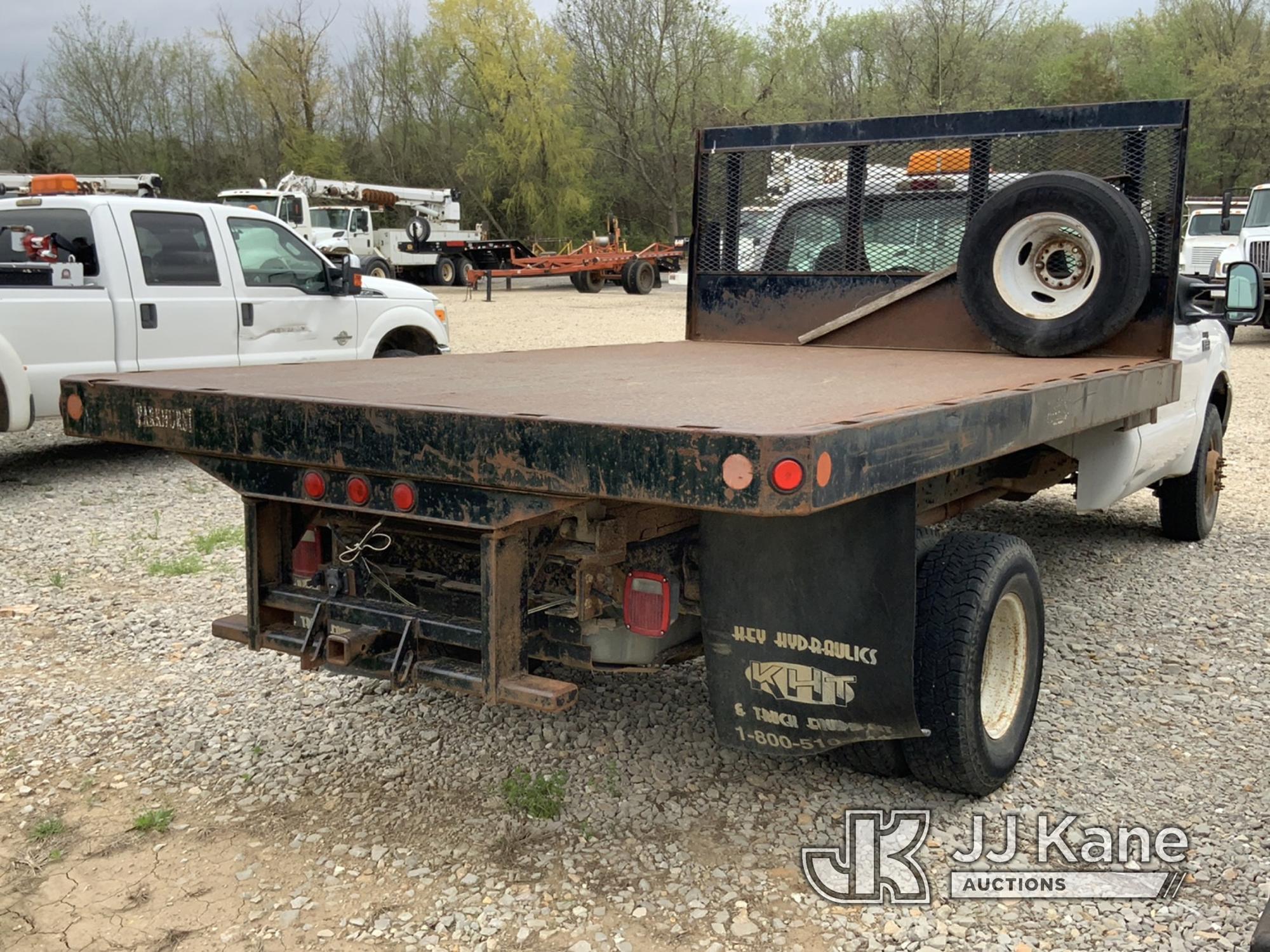 (Tipton, MO) 2002 Ford F350 4x4 Flatbed/Dump Truck Runs and Moves) (Dump Operates
