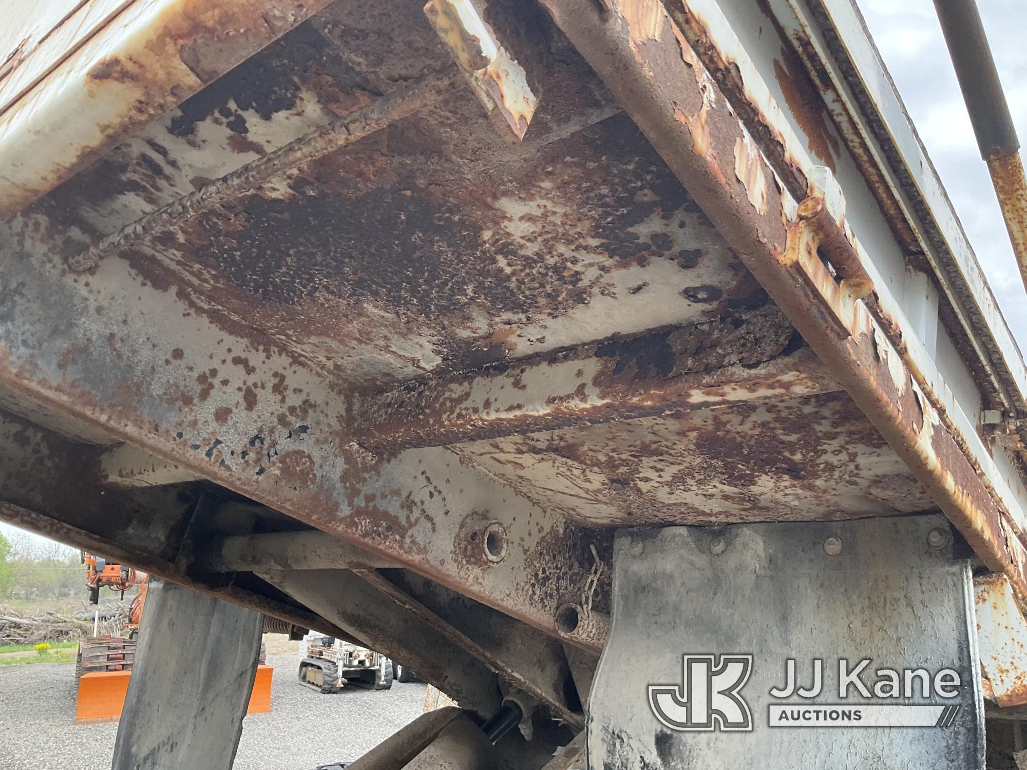 (Tipton, MO) 1991 International 4900 Dump Truck Runs, Moves & Operates) (Rust/Paint Damage.)