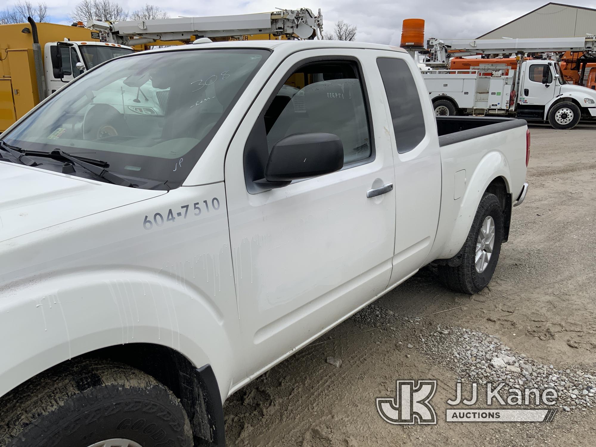 (Fort Wayne, IN) 2017 Nissan Frontier 4x4 Extended-Cab Pickup Truck Runs & Moves) (Paint Damage