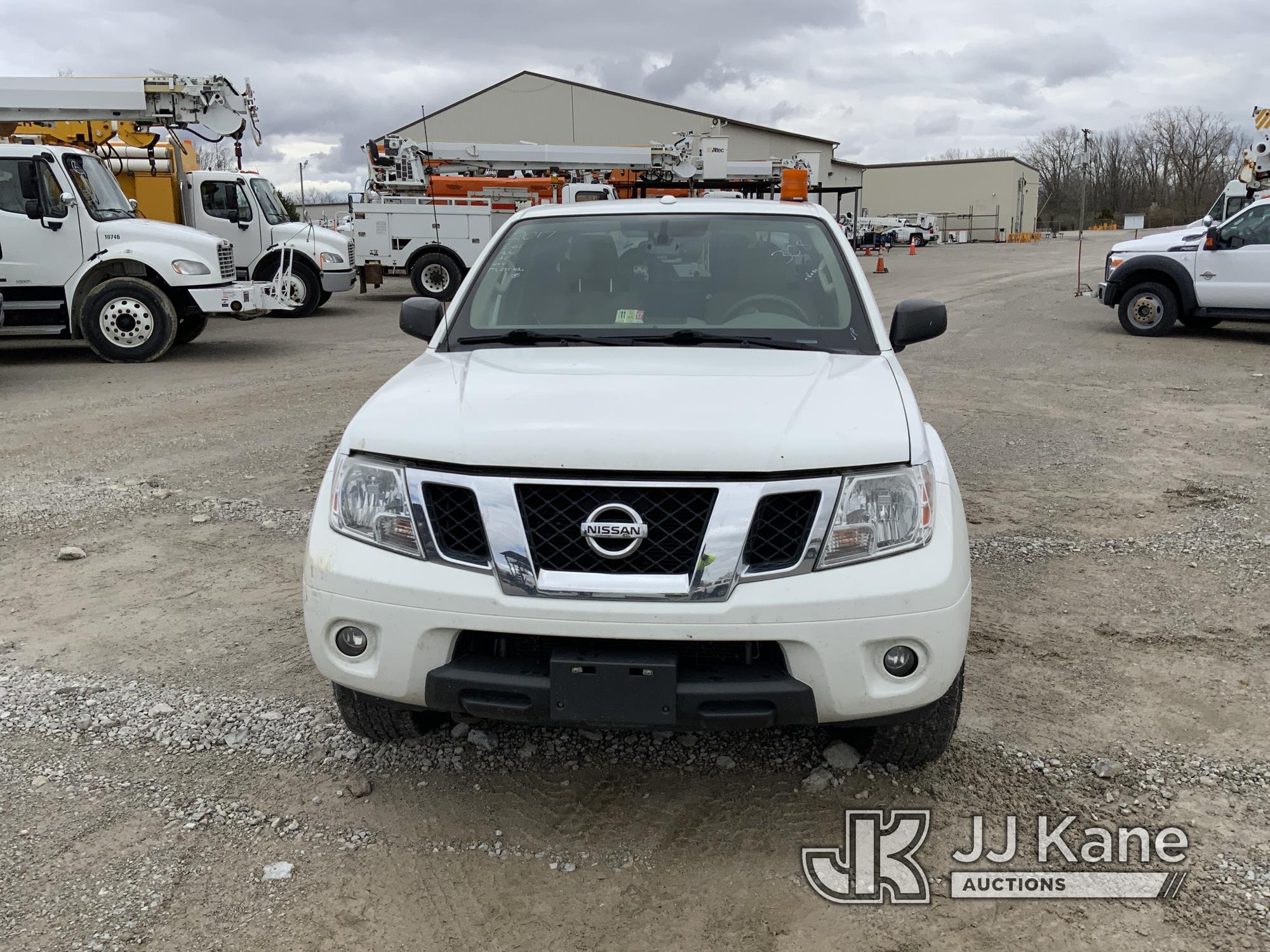 (Fort Wayne, IN) 2017 Nissan Frontier 4x4 Extended-Cab Pickup Truck Runs & Moves) (Paint Damage
