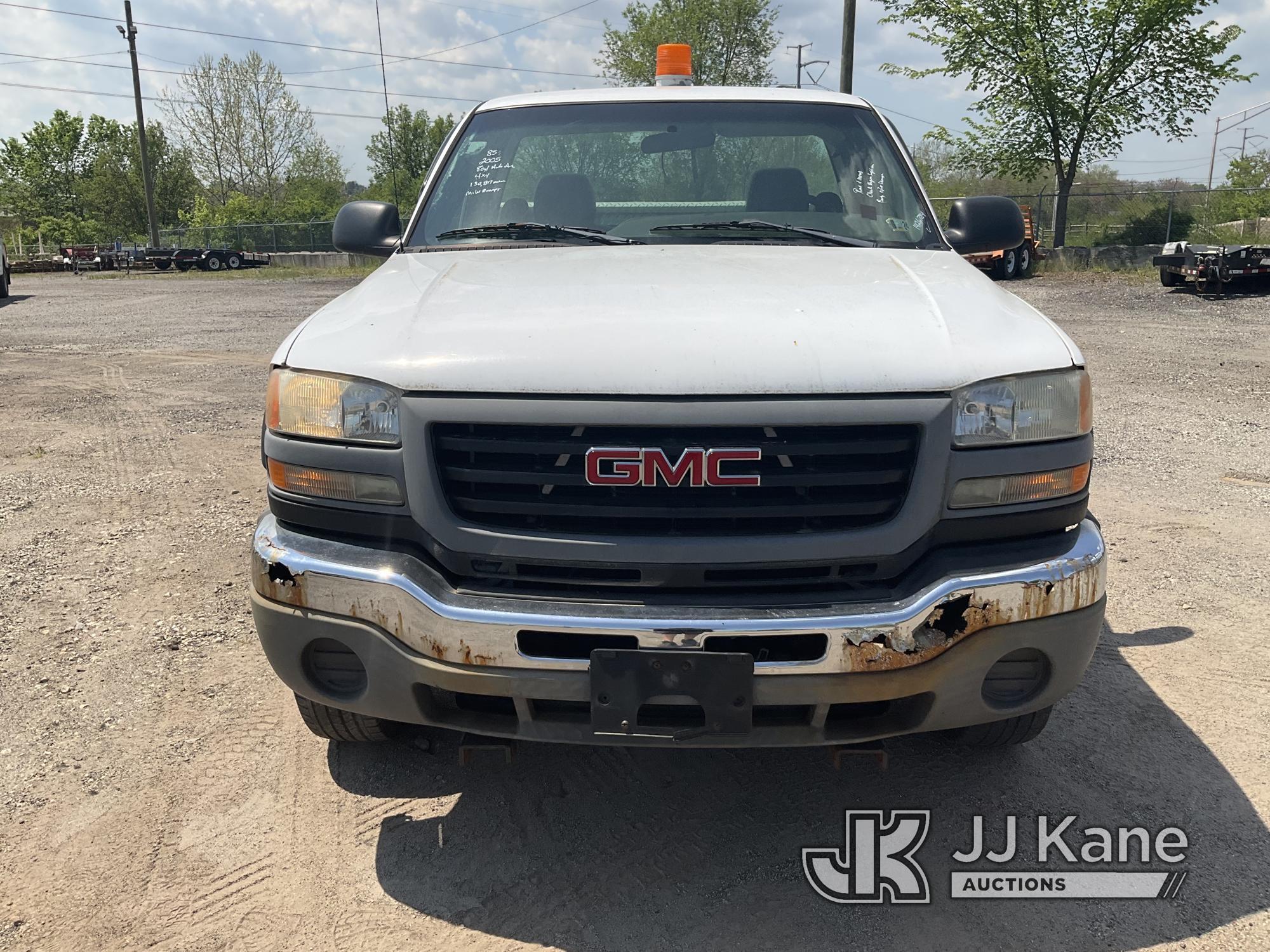 (Plymouth Meeting, PA) 2005 GMC Sierra 2500HD 4x4 Pickup Truck Runs & Moves, Check Engine Light On,