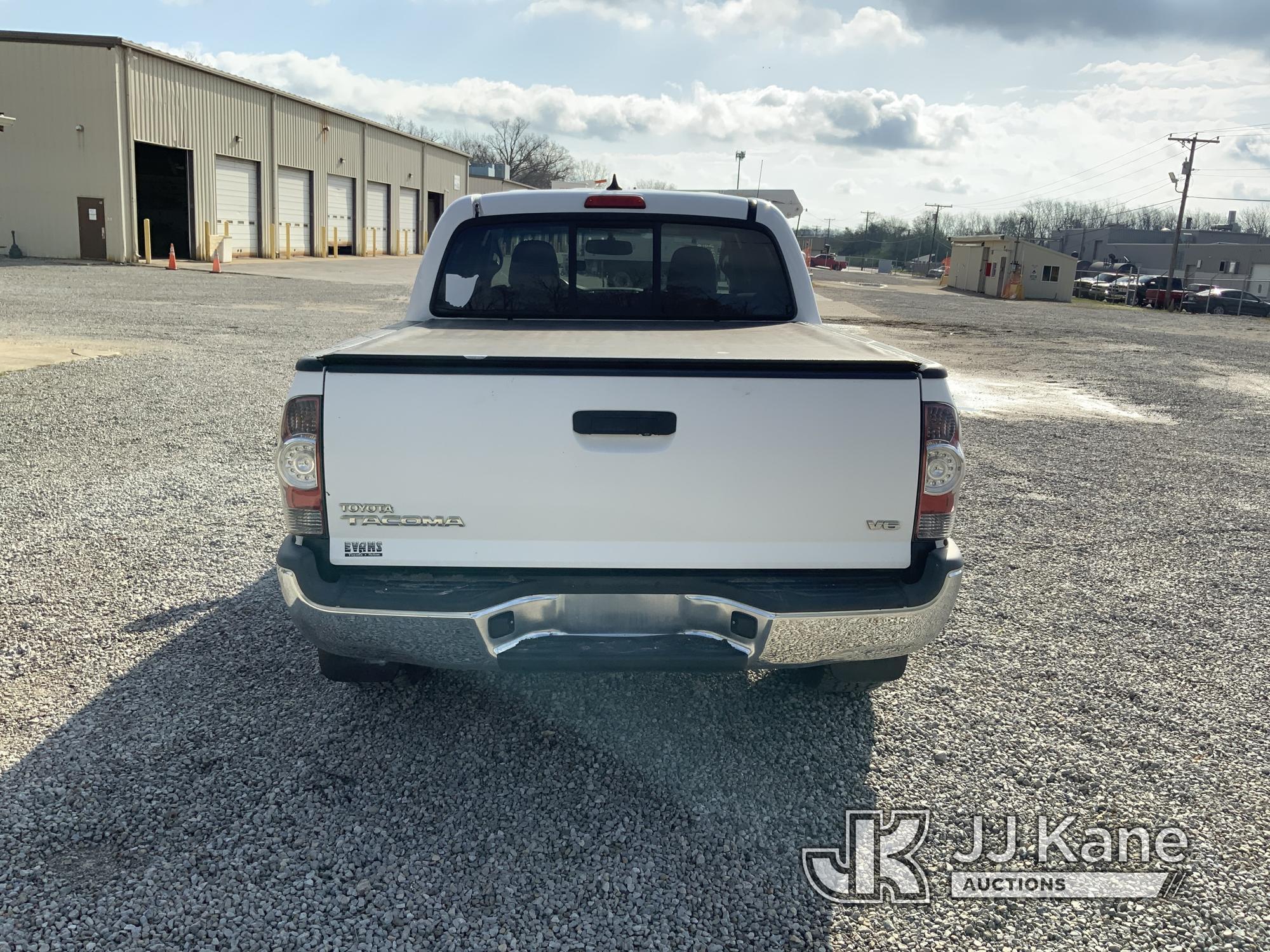 (Fort Wayne, IN) 2012 Toyota Tacoma 4x4 Crew-Cab Pickup Truck Runs & Moves) (Body Damage