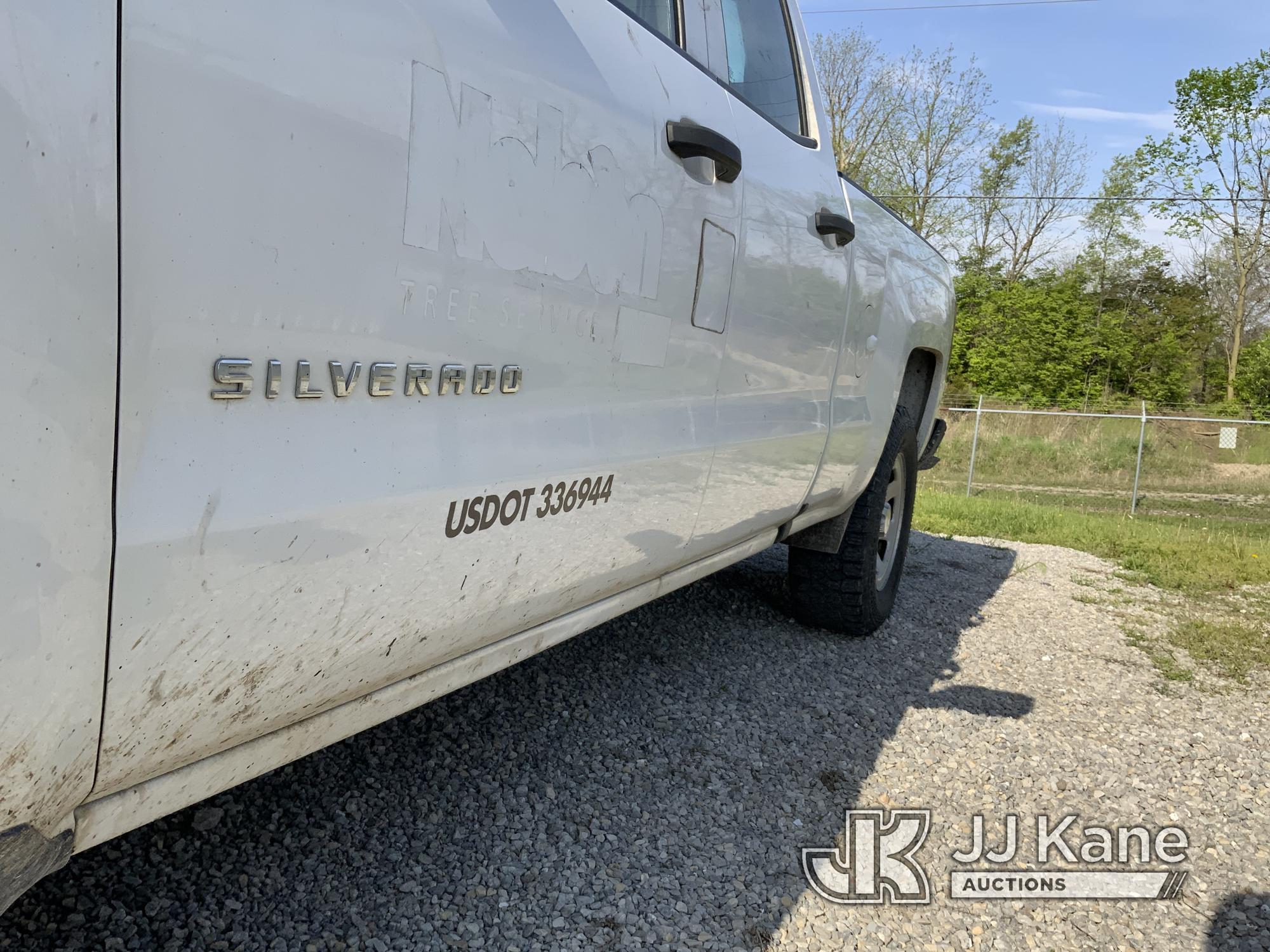 (Fort Wayne, IN) 2016 Chevrolet Silverado 1500 4x4 Extended-Cab Pickup Truck Runs & Moves, Body Dama