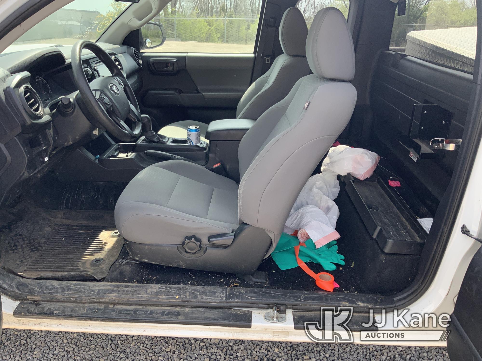 (Fort Wayne, IN) 2019 Toyota Tacoma 4x4 Extended-Cab Pickup Truck Runs & Moves) (Wrecked