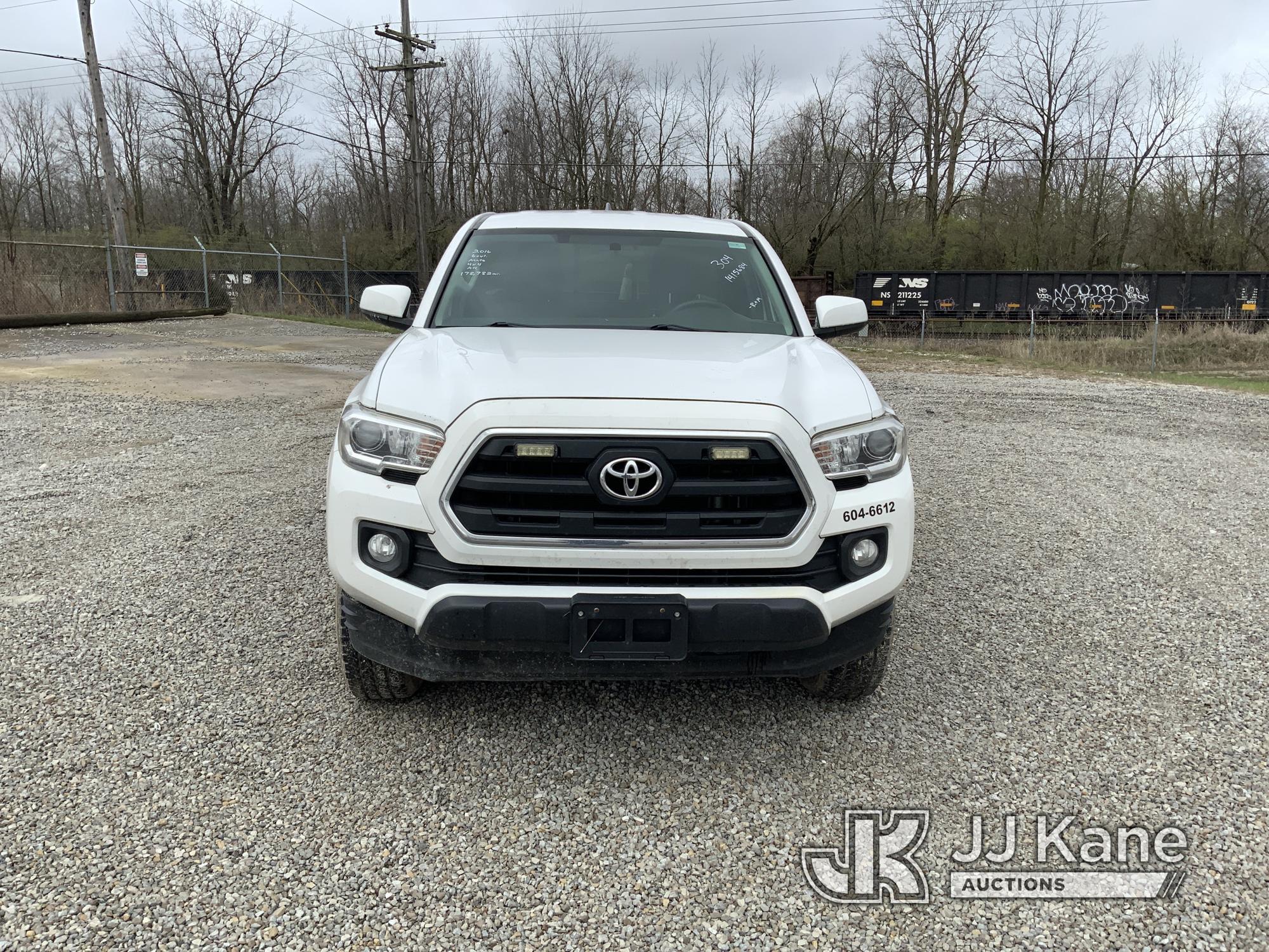 (Fort Wayne, IN) 2016 Toyota Tacoma 4x4 Extended-Cab Pickup Truck Runs & Moves