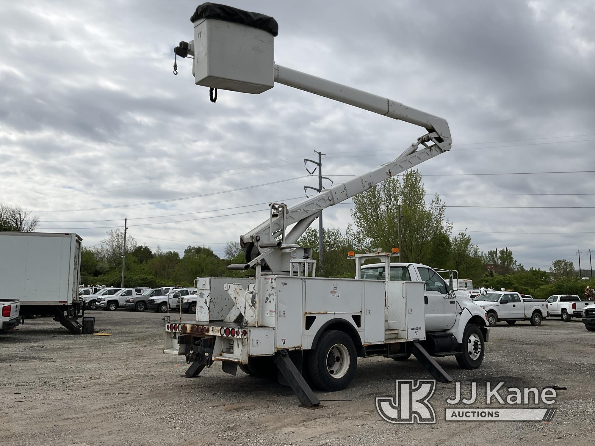(Plymouth Meeting, PA) Terex/HiRanger HRX55-MH, Material Handling Bucket Truck rear mounted on 2007