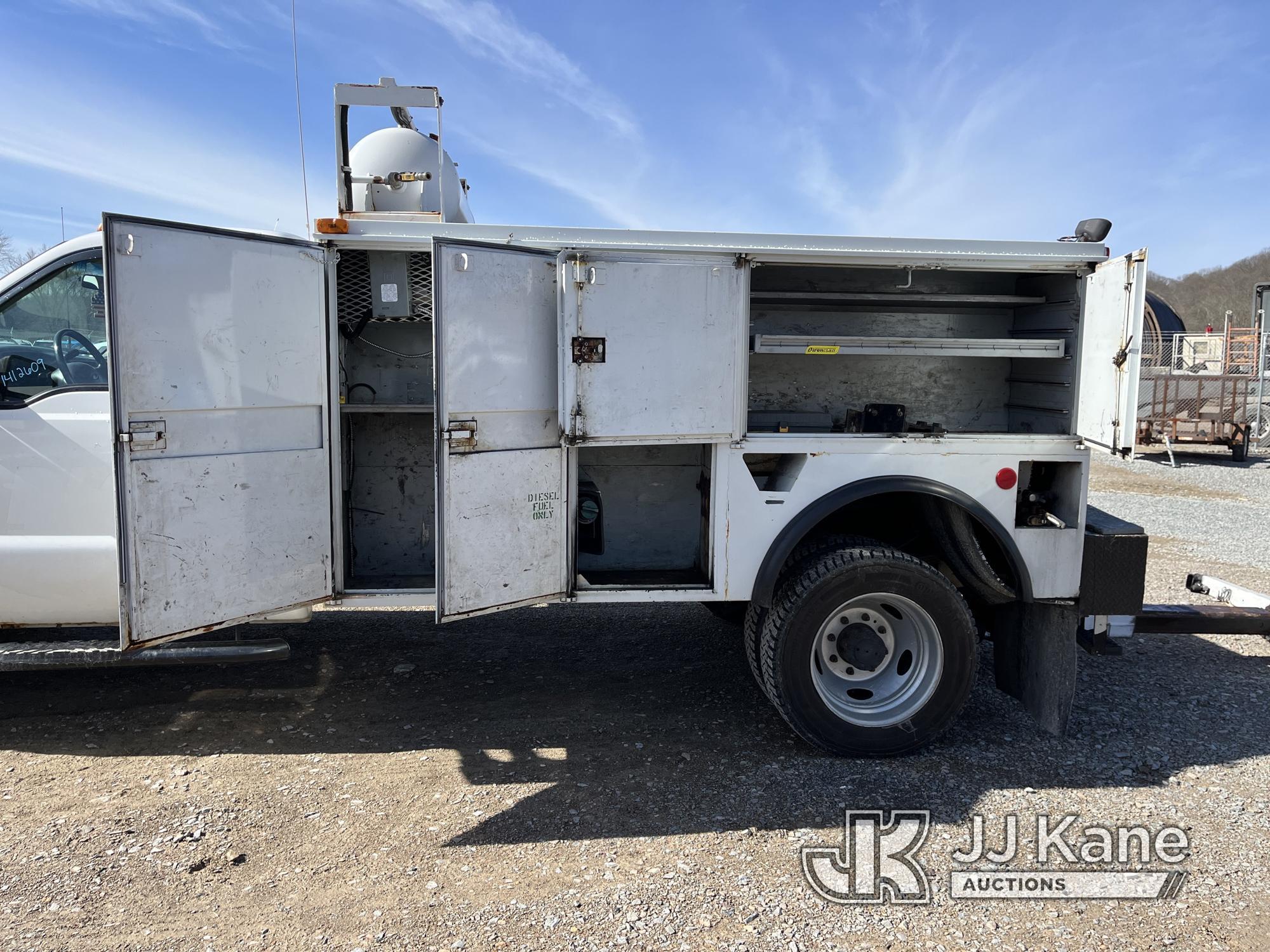 (Smock, PA) 1999 Ford F550 4x4 Tow Truck Runs, Moves & Operates, Rust Damage