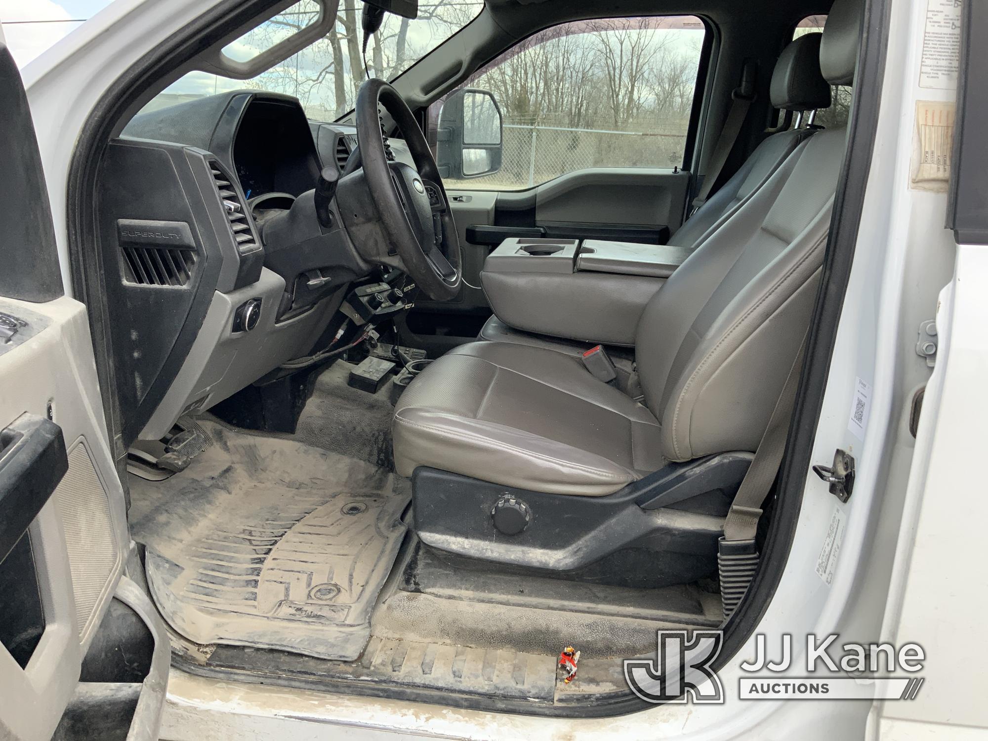 (Fort Wayne, IN) 2017 Ford F550 4x4 Crew-Cab Flatbed Truck Runs & Moves
