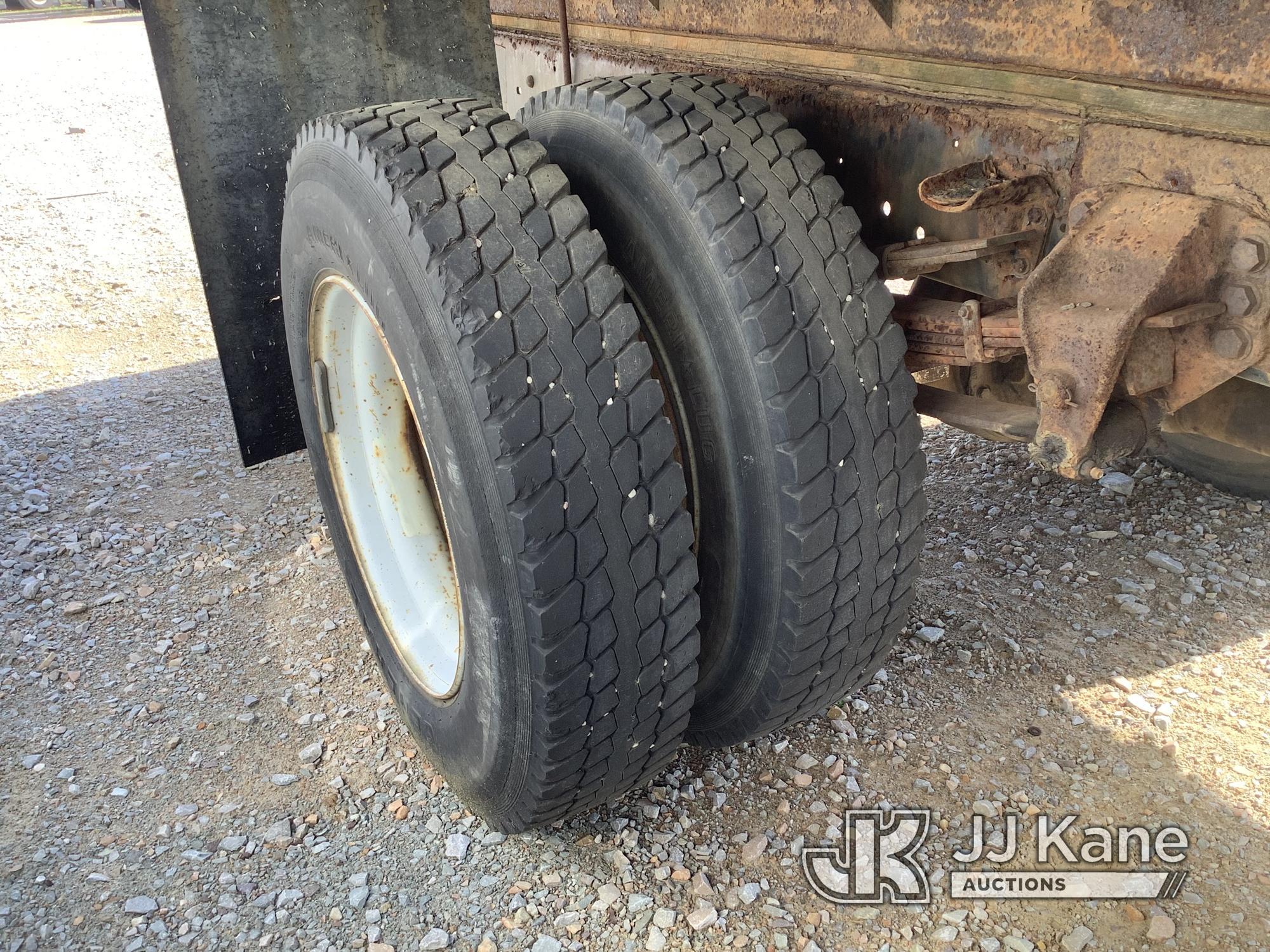 (Smock, PA) 1995 Ford F800 Flatbed Truck Not Running, Condition Unknown, Key Broken Inside Of Igniti