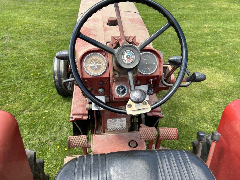 INTERNATIONAL MCCORMICK FARMALL 706 TRACTOR, DIESEL, 3PT, 540 & 1000 PTO, 2-REMOTES, 16.9-34 REAR DU