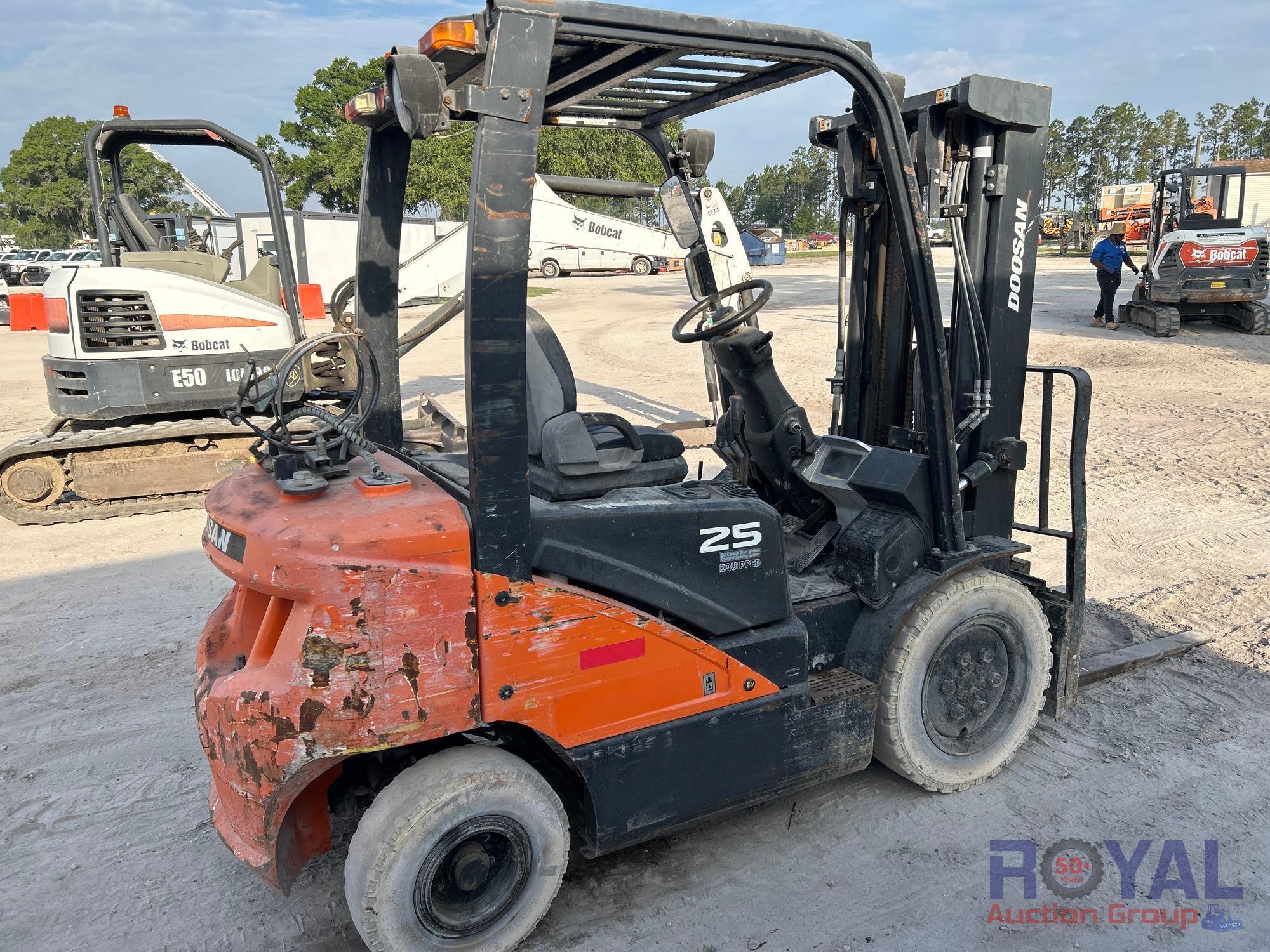 2018 Doosan 25P-7 LP Gas Pneumatic Fork Lift