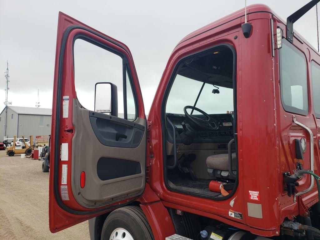 2019 Freightliner Cascadia 113  Conventional Cab Truck Tractor