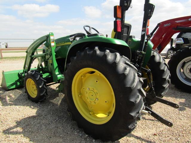 1866 4520 JOHN DEERE 2 POST MFD W/400X JOHN DEERE LOADER 13.6X28 1028HRS 2004 MODEL 1028 S/N:LV4520P