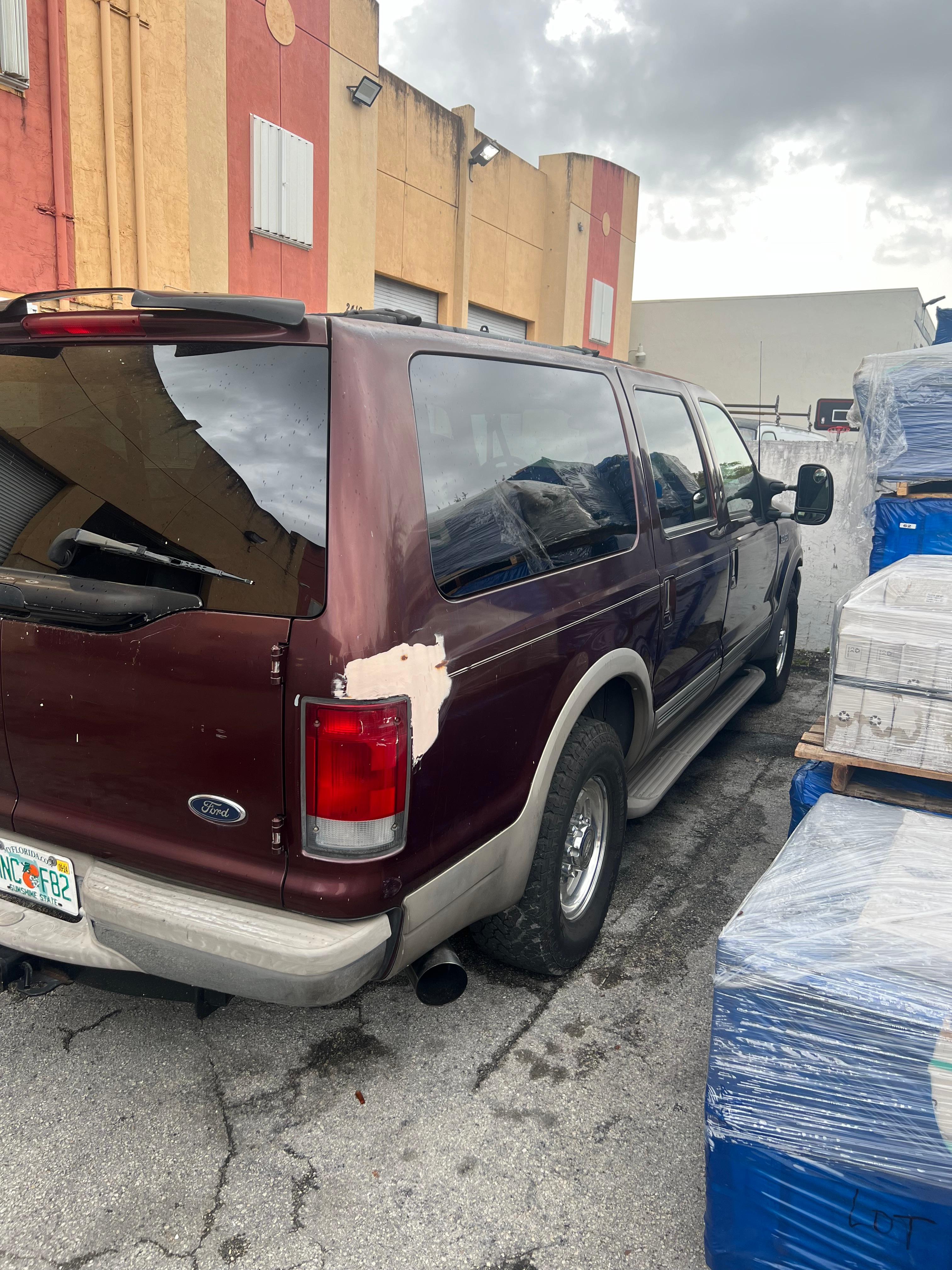 2000 ford excursion 5.4 cold clean title ( as Is )
