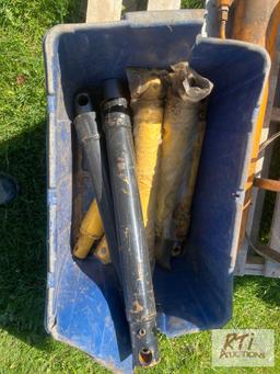 Pallet of hydraulic cylinder, chains, hitches