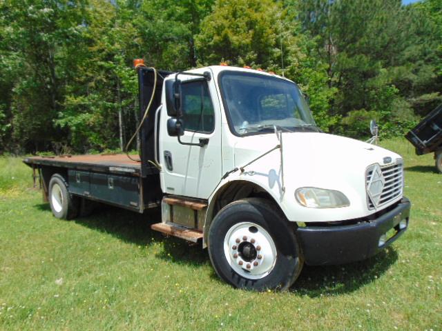 (T) 2006 FREIGHTLINER COLUMBIA W/ FLAT BED
