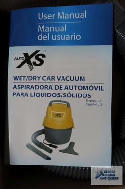 Wet/dry car vacuum