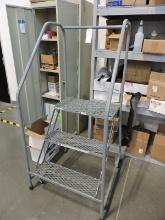 3-Step Rolling Warehouse Stairs / Platform Height: 32"