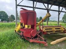 New Holland 351 Mix Mill With Loading & Unloading Augers - Works Well
