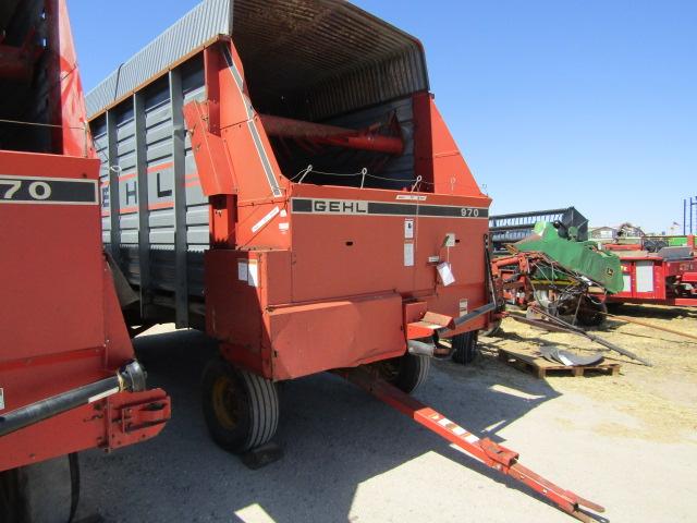 1669. 300-544, GEHL 920 16 FT. FORAGE BOX ON GEHL 10 TON TANDEM AXLE WAGON,