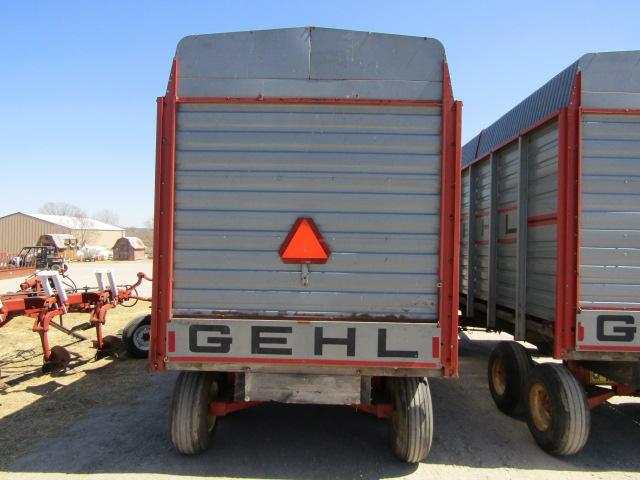 1669. 300-544, GEHL 920 16 FT. FORAGE BOX ON GEHL 10 TON TANDEM AXLE WAGON,