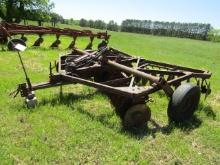 231. KEWANEE 10.5 FT. TANDEM WHEEL CARRY DISC WITH HYD. CYLINDER